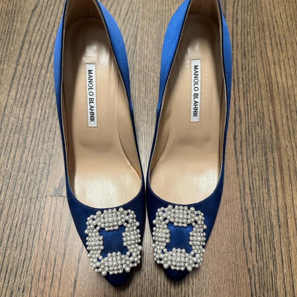 Manolo Blahnik Hangisi 105 with Pearls. Used only 2-3x.